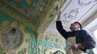 Neuvěřitelná proměna: Důchodce přetvořil šedivý panelák na barokní zámek