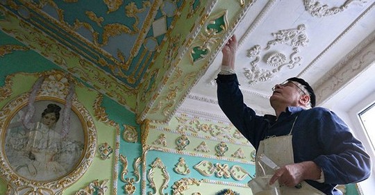 Neuvěřitelná proměna: Důchodce přetvořil šedivý panelák na barokní zámek