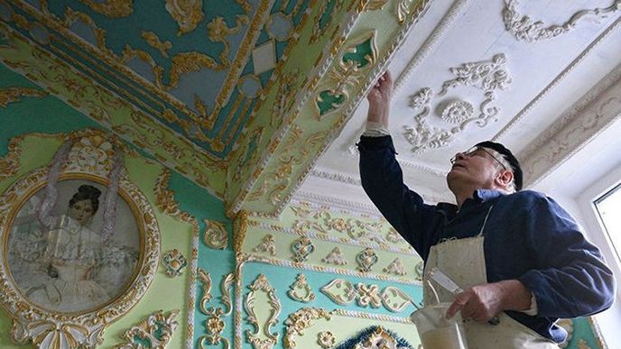 Důchodce přetvořil panelák na barokní zámek