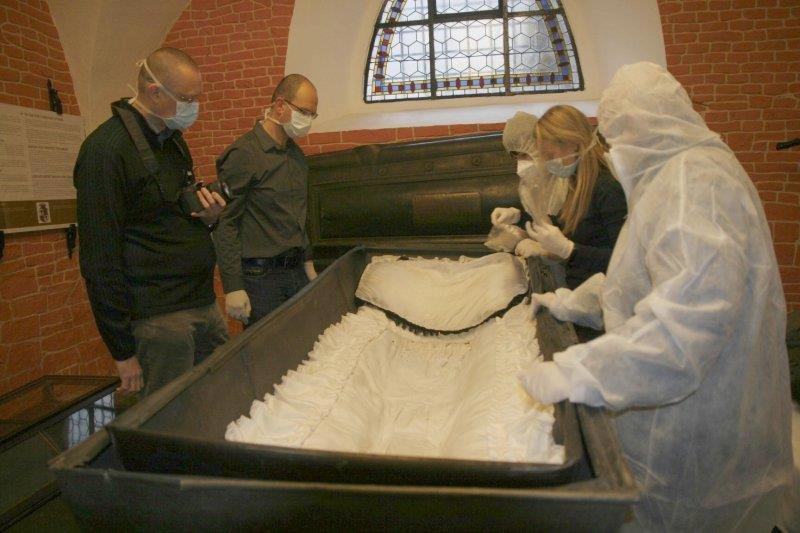 Vědci zkoumali přímo v hrobce mumii Františka barona Trencka.