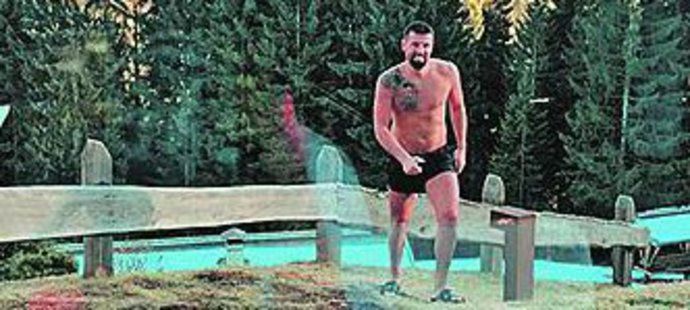 Fotbalista Milan Baroš v Dolimitech ukázal vysportoané tělo