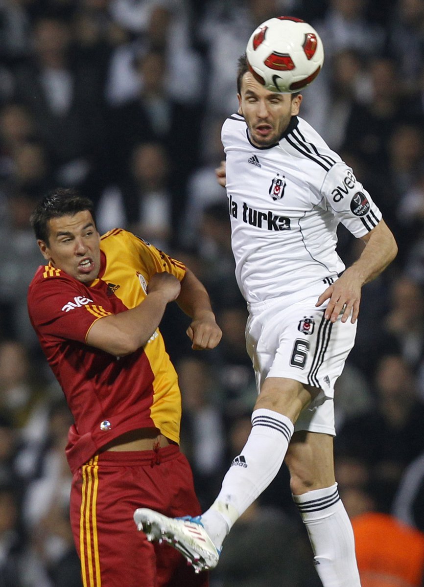 Baroš (vlevo) s Galatasarayem poslední zápas prohrál. V derby ho porazil Sivok z Besiktase.
