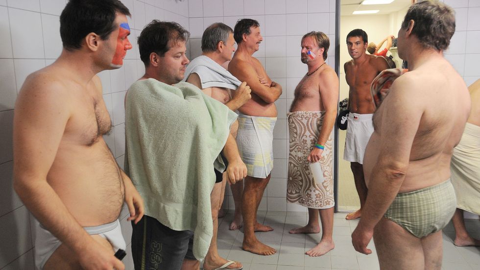 Milan Baroš právě vstupuje do sprch, kde jsou samí fanoušci.