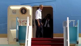 Obama naháněl Clintona do letadla.