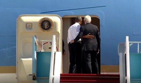 Obama s Clintonem v objetí