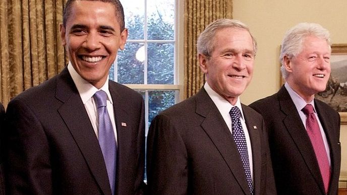 Bývalí američtí prezidenti (zleva) Barrack Obama, George Bush a Bill Clinton na momentce z roku 2008. 