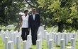 Prezident Obama s manželkou Michelle u hrobů obětí 11. září.