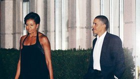Michelle v černých koktejlkách a Barack bez kravaty se nejen nedrží za ruce, ale jsou od sebe tak daleko...