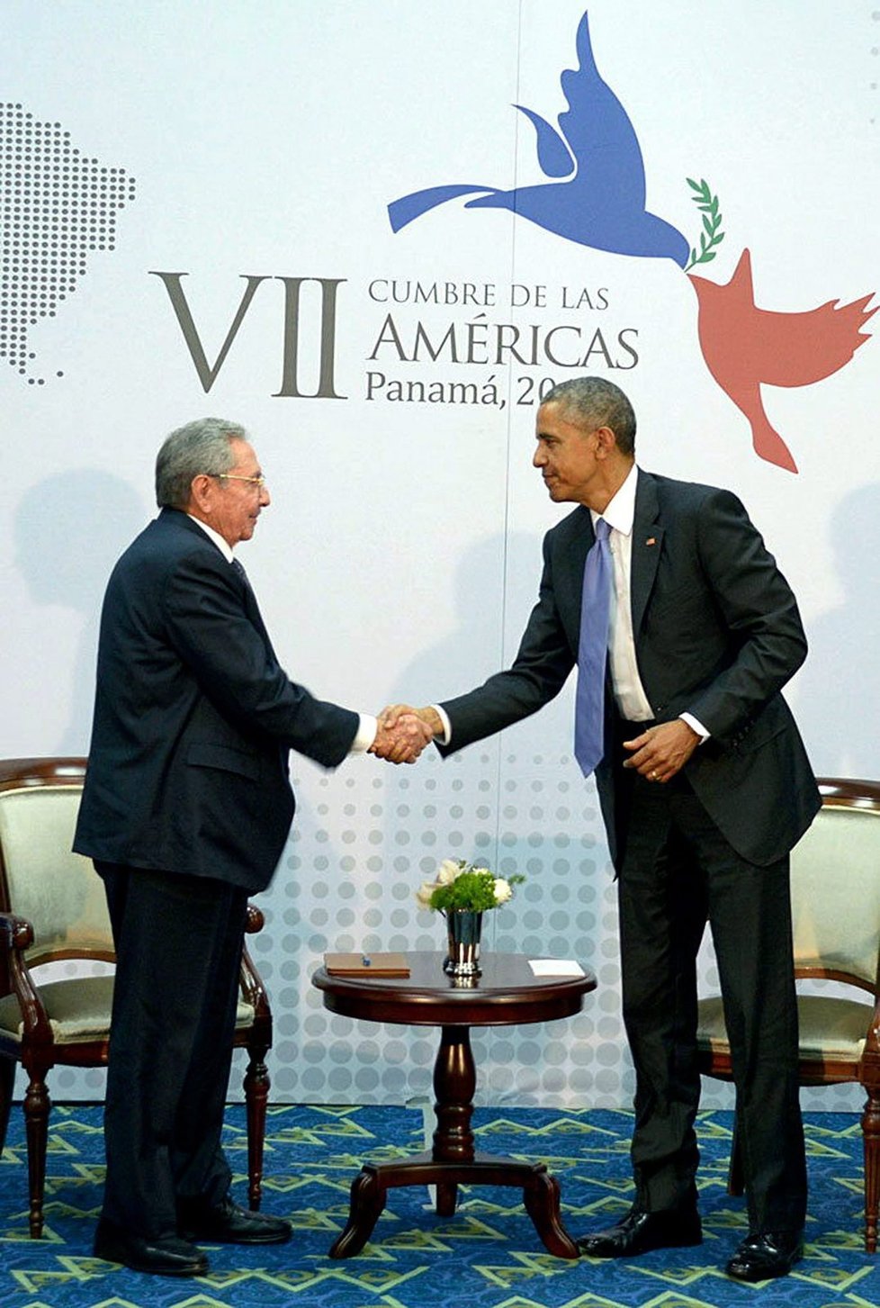 Americký prezident Barack Obama a kubánská hlava státu Raúl Castro si podali ruce.