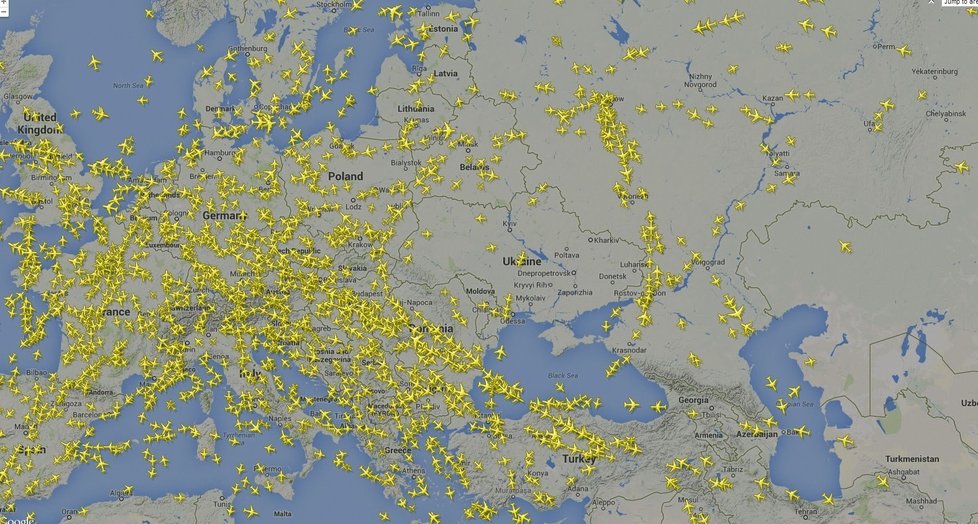 Letecké společnosti přestaly létat nad válečnou zónou na Ukrajině. &#34;Objízdné&#34; koridory jsou ale přeplněné!