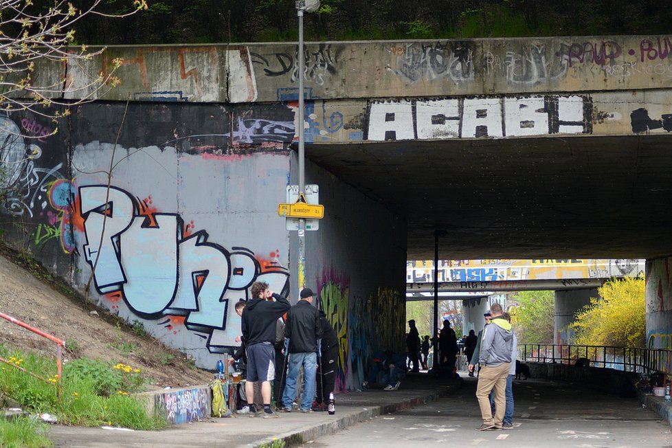 Barrandovský most změnil svou vizáž během jediného odpoledne.