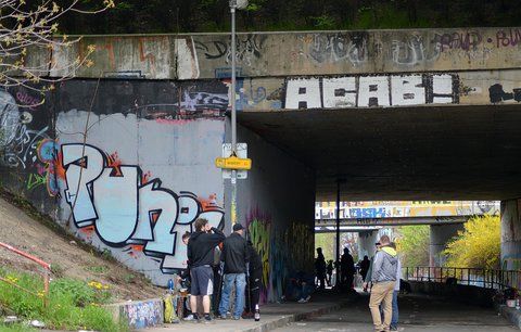 „Sprejeři, uklízejte po sobě!“ Praha 4 kritizuje nepořádek u legálních ploch pro graffiti