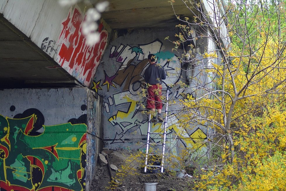 Barrandovský most změnil svou vizáž během jediného odpoledne.