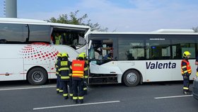 Nehoda dvou autobusů na Barrandově. Řidiče jednoho z autobusů vyprošťovali z vozu hasiči. (7. září 2021)