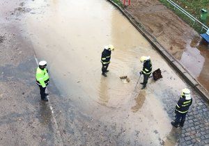 Potopa na Barrandově: Prasklo zde vodovodní potrubí.