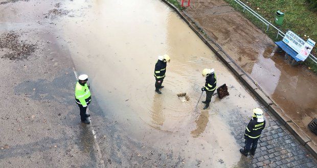 Potopa na Barrandově: Prasklo zde vodovodní potrubí.