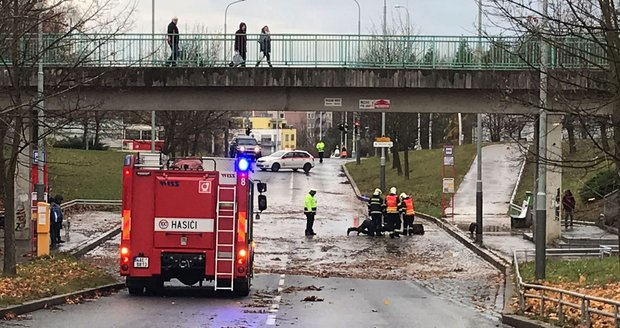 Potopa na Barrandově: Prasklo zde vodovodní potrubí.