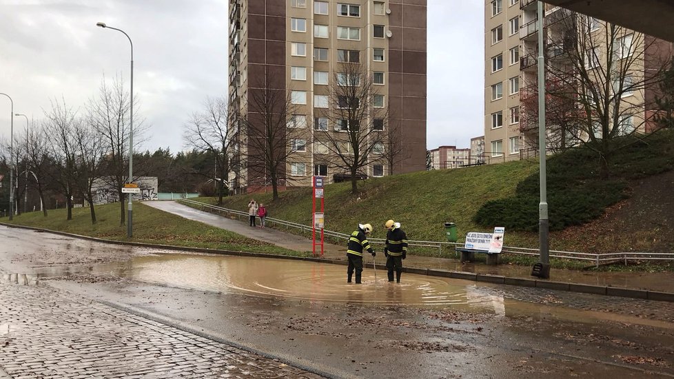 Potopa na Barrandově: Prasklo zde vodovodní potrubí.