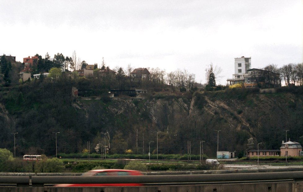 Barrandovské terasy, kdysi symbol luxusu, nyní chátrající budova s nejasnou budoucností.