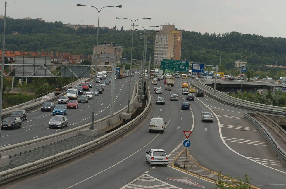 Barrandovský most je nejvytíženější podobnou stavbou v Praze.