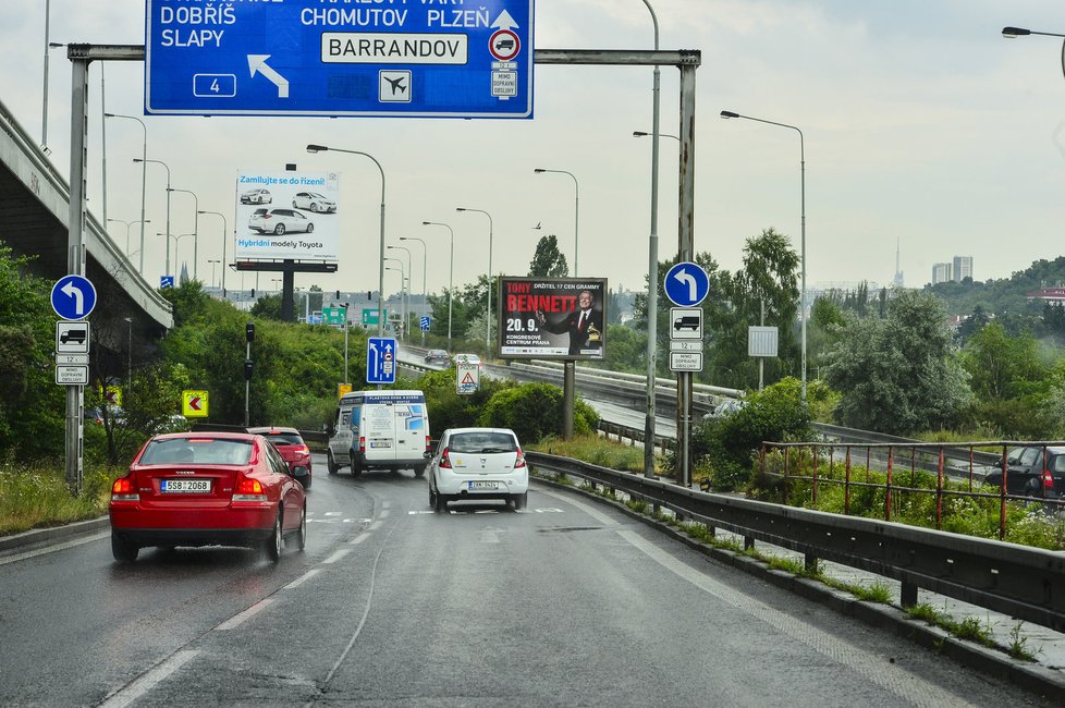 Barrandovský most je nejvytíženější podobnou stavbou v Praze.