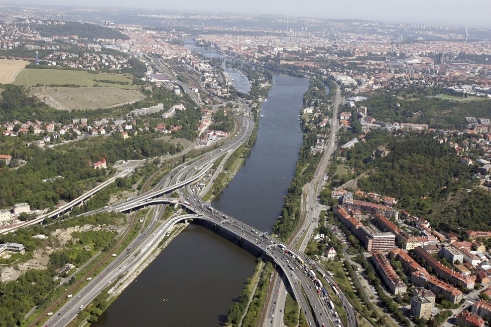 Barrandovský most je nejvytíženější podobnou stavbou v Praze.