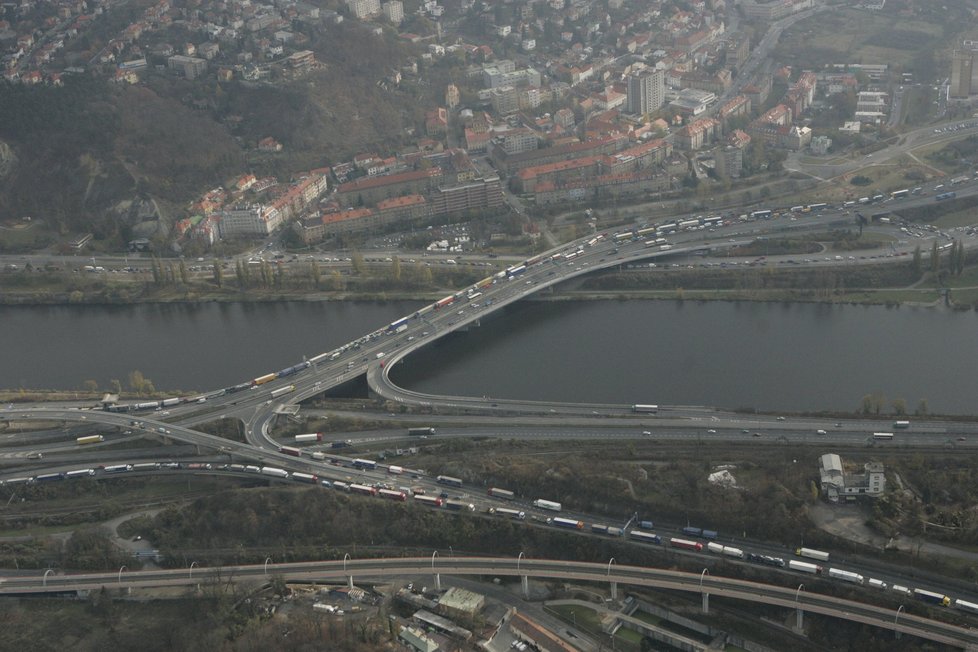 Barrandovský most je nejvytíženější podobnou stavbou v Praze.