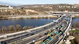 Složitý průjezd Prahou: Opravy Barrandovského mostu zahájilo poskakování řidičů