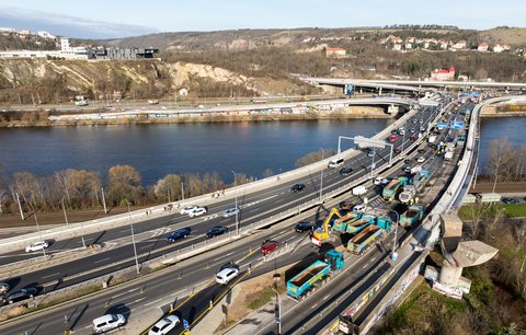 Složitý průjezd Prahou: Opravy Barrandovského mostu zahájilo poskakování řidičů