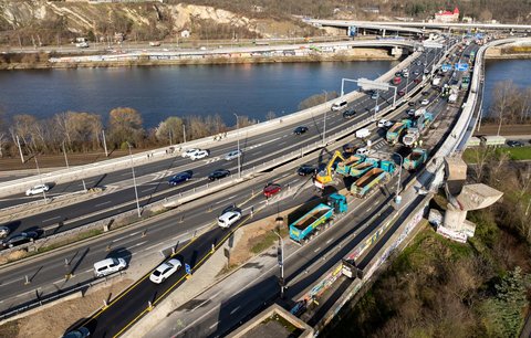 Složitý průjezd Prahou: Opravy Barrandovského mostu zahájilo poskakování řidičů