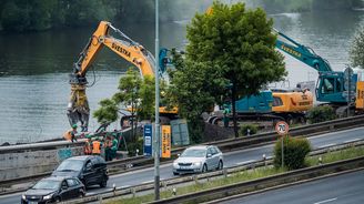 Oprava Barrandovského mostu nabrala 27 dní zpoždění. Nastupuje třetí směna