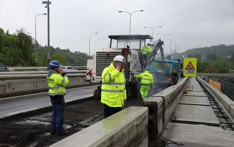 Na Barrandovském mostě se včera opět naplno rozběhly stavební práce.