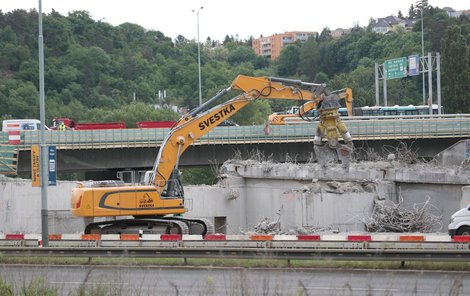 nájezd na rekonstruovaný Barrandovský most ze Strakonické ulice nájezd na rekonstruovaný Barrandovský most ze Strakonické ulice