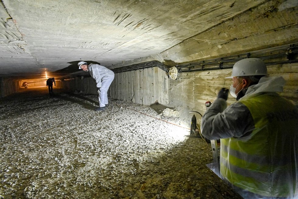 Do Barrandovského mostu zatéká a lana, která drží konstrukci, reznou. Opravy by měly začít v květnu 2022.