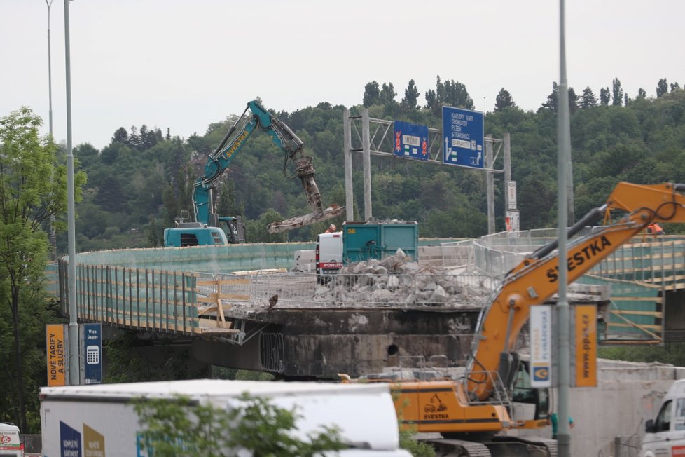 nájezd na rekonstruovaný Barrandovský most ze Strakonické ulice