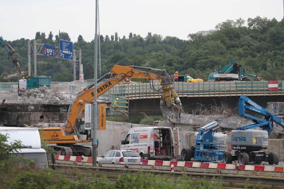 nájezd na rekonstruovaný Barrandovský most ze Strakonické ulice