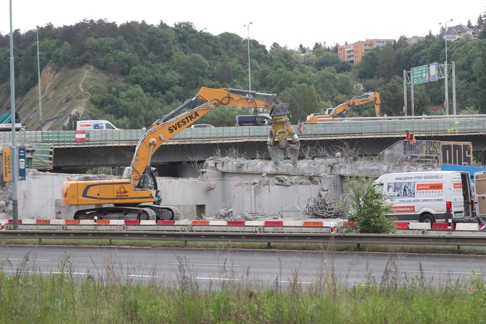 nájezd na rekonstruovaný Barrandovský most ze Strakonické ulice