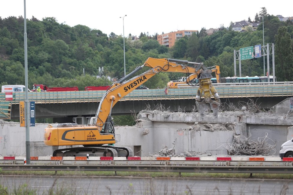 nájezd na rekonstruovaný Barrandovský most ze Strakonické ulice