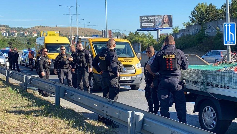 1. srpen 2020: Policisté u Barrandovského mostu zadrželi řidiče tří kradených dodávek.