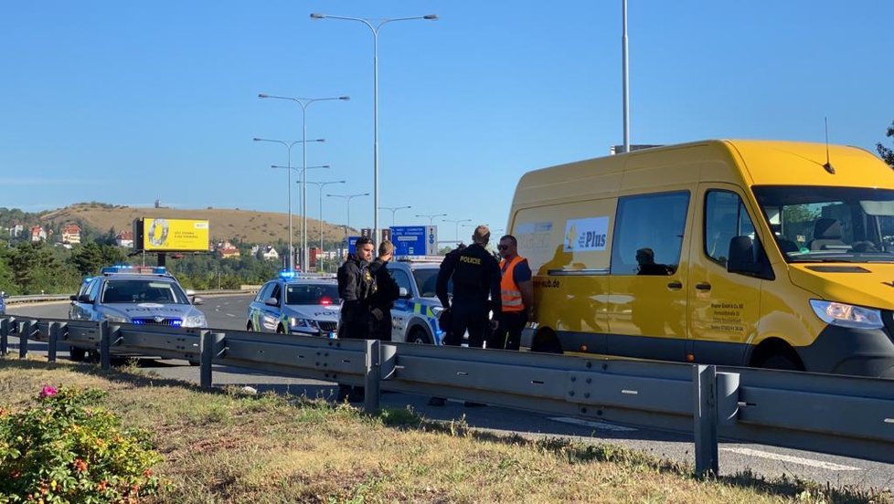 1. srpen 2020: Policisté u Barrandovského mostu zadrželi řidiče tří kradených dodávek.