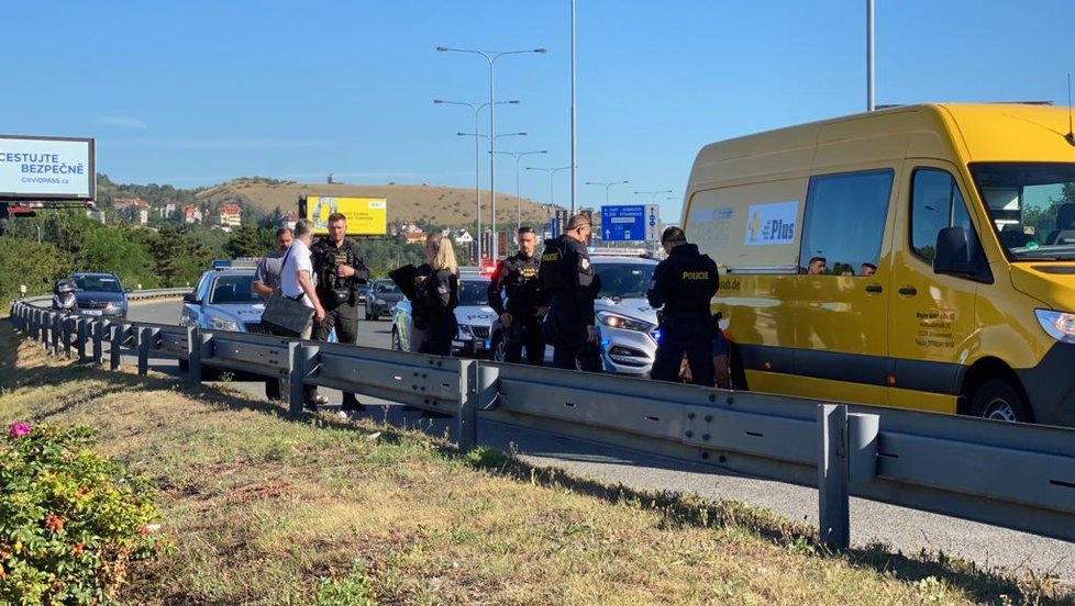 1. srpen 2020: Policisté u Barrandovského mostu zadrželi řidiče tří kradených dodávek.