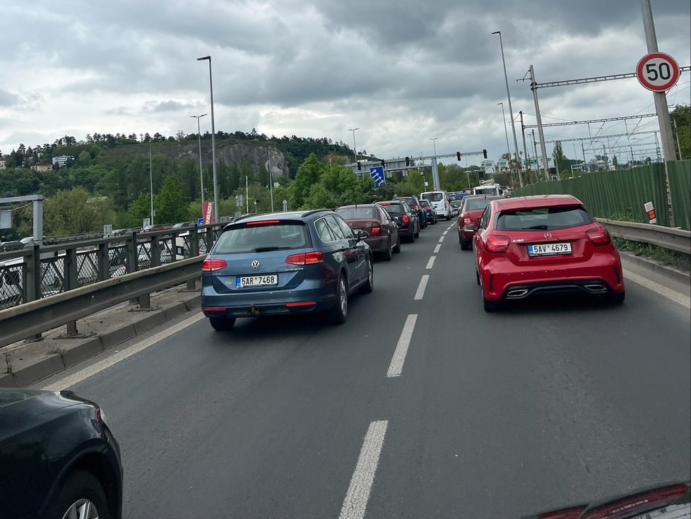 Dopravní situace na Barrandovském mostu a jeho okolí v sobotu 13. 5. 2023 odpoledne. 