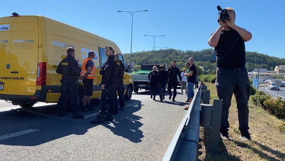 1. srpen 2020: Policisté u Barrandovského mostu zadrželi řidiče tří kradených dodávek.