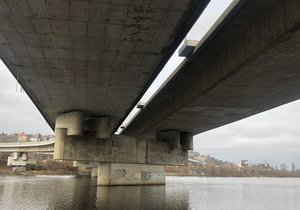 První etapa opravy barrandovského mostu probíhá podle plánu. Zatím se podařilo dokončit sanaci jednoho mostního pilíře. Nyní jsou práce kvůli zimě přerušné.