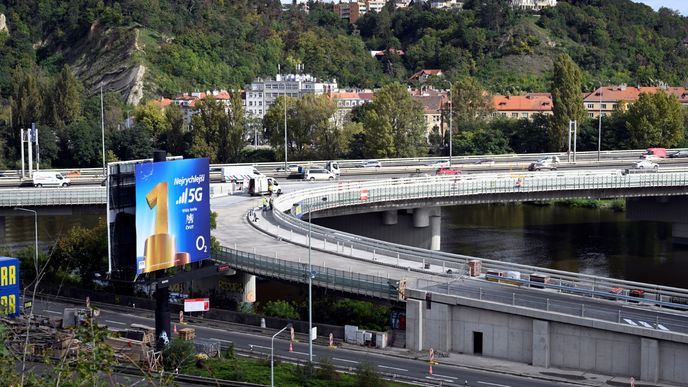 Opravy na Barrandovském mostě finišují