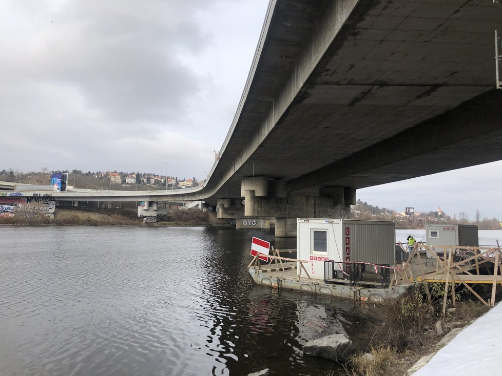 První etapa opravy barrandovského mostu probíhá podle plánu. Zatím se podařilo dokončit sanaci jednoho mostního pilíře. Nyní jsou práce kvůli zimě přerušné.