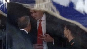 Barron Trump za neprůstřelným sklem během finálového zápasu mistrovství světa ve fotbale v East Rutherfordu ve státě New Jersey v neděli 19. července 2026