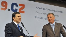 Český premiér v demisi Mirek Topolánek a předseda Evropské komise José Manuel Barroso na tiskové konferenci během summitu pro Východní partnerství