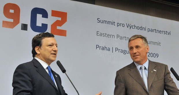 Český premiér v demisi Mirek Topolánek a předseda Evropské komise José Manuel Barroso na tiskové konferenci během summitu pro Východní partnerství