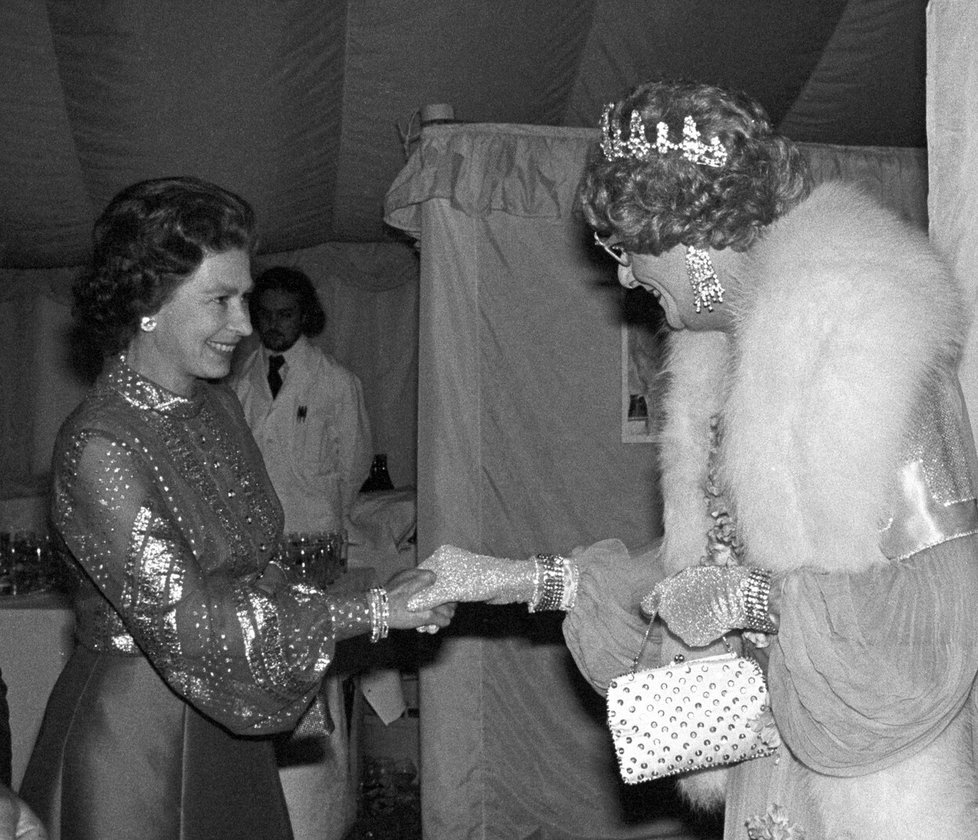 Barry Humphries s královnou Alžbětou II.